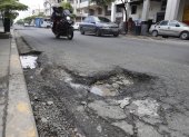 En tramos de la calle Esmeraldas se evidencian la cantidad de huecos que hay, lo que dificulta a los conductores.