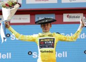 Jonas Vingegaard y su festejo en el podio tras ganar la Itzulia Basque Country.