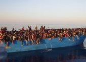 Referencia. Más de 500 migrantes en una barcaza esperaban a ser rescatados este sábado frente a la isla de Lampedusa (Italia) en 2022.