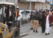 Oficiales de seguridad pakistaníes inspeccionan la escena de una explosión en Quetta, la capital provincial de Baluchistán, Pakistán, el 10 de abril de 2023.
