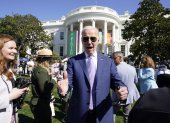 El presidente de los Estados Unidos, Joe Biden, saluda a los invitados en el Easter Egg Roll, una tradición que data de 1878, en el Jardín Sur de la Casa Blanca en Washington.