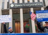 Sede.- Personas reclaman fuera del edificio de Fox News.