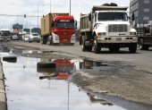 Queja. Ciudadanos piden por el arreglo inmediato de los baches, pues temen que esto genere daños en sus vehículos.