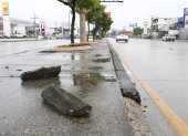 Estos restos de los bordillos están regados en el parterre central de la avenida Juan Tanca Marengo.