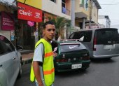 Jornada labora. Kevin recorre una de las calles del centro de Quevedo, donde cuida carros. Es su punto de trabajo.