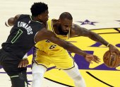 Los Angeles (United States), 12/04/2023.- Los Angeles Lakers forward LeBron James (R) in action against Minnesota Timberwolves guard Anthony Edwards during the second quarter of the play-in game between the Los Angeles Lakers and the Minnesota Timberwolves at Crypto.com Arena in Los Angeles, California, USA, 11 April 2023. (Baloncesto, Estados Unidos) EFE/EPA/ETIENNE LAURENT SHUTTERSTOCK OUT