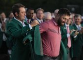 Rahm en el momento mismo en que se enfundó la chaqueta de campeón de Augusta por primera vez, emulando a leyendas españolas como el mismo Severiano Ballesteros.
