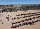 México. Centenares de migrantes hacen filas para conseguir espacios en los pocos albergues existentes.