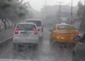En algunos puntos del centro de la ciudad, se reporta también la lluvia a esta hora.
