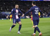 Kylian Mbappe celebra con Messi el gol que lo mete en la historia del PSG