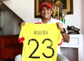 Rivera en la sala de su casa junto con la que fuera su camiseta en Barcelona.