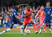 London (United Kingdom), 15/04/2023.- Brighton"s Moises Caicedo (C) vies for the ball with Chelsea"s Denis Zakaria (L) during the English Premier League soccer match between Chelsea and Brighton and Hove Albion at Stamford Bridge in London, Britain, 15 April 2023. (Reino Unido, Londres) EFE/EPA/ANDY RAIN EDITORIAL USE ONLY. No use with unauthorized audio, video, data, fixture lists, club/league logos or "live" services. Online in-match use limited to 120 images, no video emulation. No use in betting, games or single club/league/player publications