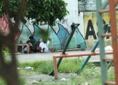 En el parque Los bichos, ubicado en la cooperativa Santiaguito Roldós (sur), hay más de 50 jóvenes y adultos que pasan día y noche consumiendo droga. Al lado de este hay dos escuelas fiscales.