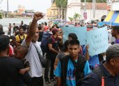 Migrantes protestan hoy para denunciar acoso y extorsiones por parte de la policía, en la ciudad de Tapachula, estado de Chiapas (México). EFE/Juan Manuel Blanco