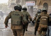 Imagen de archivo de un grupo de carabineros se enfrentan a unos manifestantes en el centro de Santiago de Chile (Chile).