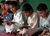 Imagen de archivo de niños afganos leyendo el Corán en un colegio religioso de Kabul, Afganistán.