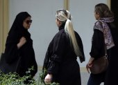 Las autoridades iraníes comenzaron el sábado a aplicar un plan para reimponer el uso del velo