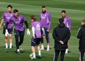 MADRID, 14/04/2023.- Los jugadores del Real Madrid, entre ellos Karim Benzema y Luka Modrić (balón), durante el entrenamiento de este viernes en la ciudad deportiva de Valdebebas de cara a la visita al Cádiz este sábado en su encuentro correspondiente a la 29ª jornada de una Liga. EFE/ J.J.Guillen