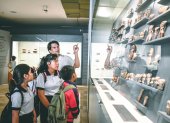 Un grupo de niños recorre una de las muestras permanentes en el MAAC.