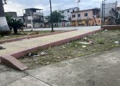 El parque. Permanece con desechos en el suelo, le falta color y áreas verdes.