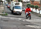 Deterioro. Entre la av. de Las Palmeras y Los Madroños se evidencia el desnivel que existe en la calzada.