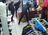 Atraco. La semana pasada se produjo un robo en el barrio La Roldós, norte de Quito. De tres asaltantes, un hombre indicó el arma a la cámara de seguridad. Se llevaron mercadería del local.