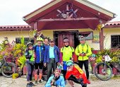 Los ciclistas del coletivo junto a la familia del campeón Olímpico en El Carmelo.