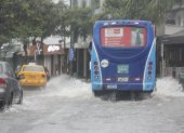 Consecuencia. La urbe lidia con el tráfico vehicular en cada aguacero que cae, que provoca inundaciones.