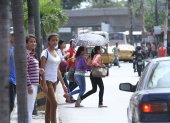 CHICAS QUE CRUZAN LA CALLE DE LA CIUDAD SE CUBREN CON PARAGUAS POR EL FUERTE SOL DEL DÍA.
Recorrido por el cambio climático donde la gente se cubre con paraguas y chompas del fuerte sol que hay en la ciudad. 1 de junio del 2016. Guayaquil-Ecuador / Expreso. Agencia (ag-expreso).