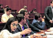Sesión. La asambleísta Verónica Veloz junto a otros interpelantes en el juicio político. Al fondo, el legislador Fernando Villavicencio interviene.