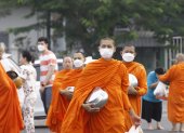 Un grupo de monjes budistas provistos de mascarillas para protegerse de la contaminación en Tailandi. Archivo