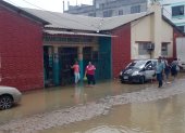 Padres de familia y maestros realizan sus labores en un plantel inundado en Salitre.