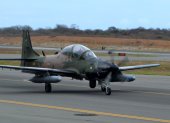 Archivo. Un avión Supertucano y uniformados de la FAE.