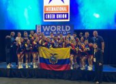 Con la felicidad en sus rostros, el equipo de jóvenes entre 15 a 18 años regresa a casa con el oro en sus manos