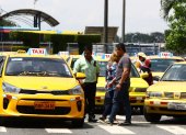 En la terminal terrestre de Guayaquil, los taxistas se sienten un poco seguros al coger pasajeros.