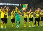 Dortmund (Germany), 22/04/2023.- Players of Dortmund celebrate after winning the German Bundesliga soccer match between Borussia Dortmund and Eintracht Frankfurt in Dortmund, Germany, 22 April 2023. (Alemania, Rusia) EFE/EPA/FRIEDEMANN VOGEL CONDITIONS - ATTENTION: The DFL regulations prohibit any use of photographs as image sequences and/or quasi-video.