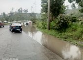 Movilidad. En la avenida Simón Bolívar, en el sector de Gualo, un carril está inundado.
