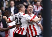 Eindhoven (Netherlands), 23/04/2023.- Joey Veerman (L) and Luuk de Jong of PSV Eindhoven celebrate the 1-0 goal during the Dutch Eredivise soccer match between PSV Eindhoven and Ajax Amsterdam in Eindhoven, Netherlands 23 April 2023. (Países Bajos; Holanda) EFE/EPA/MAURICE VAN STEEN