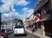 Quito. Bandas de música, bastoneras y carros alegóricos desfilaron por las calles del barrio.