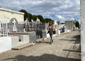 Una mujer camina por el cementerio Sara Braun, el 9 de diciembre 2022, en la ciudad de Punta Arenas (Chile).