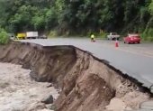 Socavón. En la vía Alóag-Unión del Toachi, kilómetro 56, se generó la pérdida de la masa de la vía.
