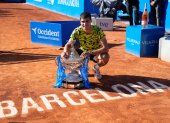 Carlos Alcaraz posó con el trofeo del Conde de Godó, torneo que ganó por segunda vez consecutiva.