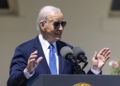 El presidente de los Estados Unidos, Joe Biden, honra a los Maestros del Año 2023 del Consejo de Oficiales Escolares Estatales en el Rose Garden de la Casa Blanca en Washington