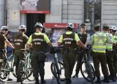 Carabineros trabajan en la prevención del delito el 20 de abril de 2023, en una calle en Santiago (Chile). La ministra del Interior de Chile, Carolina Tohá, lanzó este lunes desde Santiago el "Plan Calles sin Violencia", una estrategia que se implementará en las comunas con mayor índice de delitos violentos y que eventualmente llegará a todo el país.