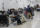 Pacientes de consulta externa de un hospital público de Guayaquil aguardan su turno para una cita con el especialista.