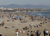 Imagen de ayer de mucha afluencia en las playas valencianas.