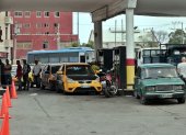 Varios autos esperan para echar combustible en un servicentro, hoy en La Habana (Cuba). EFE/Ernesto Mastrascusa