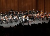 La Orquesta Sinfónica y Orquesta Filarmónica de Guayaquil reunieron a cerca de 100 músicos, que tocaron bajo la dirección del maestro David Harutyunyan con el pianista cubano Jorge Luis Prats como invitado especial.