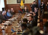 Entres los asistentes a la reunión está el flamante asesor de Seguridad, Paco Moncayo; y el nuevo secretario de Seguridad, Wagner Bravo.