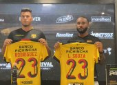 Carlos ‘Paco’ Rodríguez (i) y Leonai Souza, durante la renovación para la temporada 2023 en Barcelona SC.